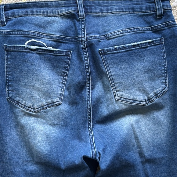 Universal standard stretch, distressed jeans 12 - Picture 5 of 6